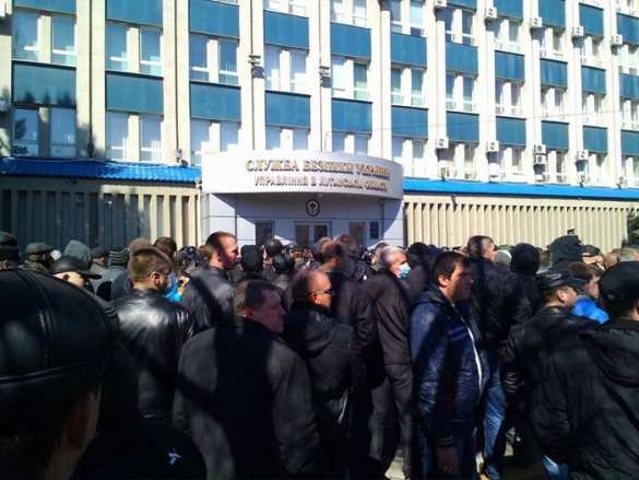 В Луганске протестующие заняли здание СБУ (видео) | Русская весна