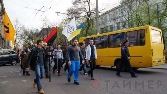 Wie die lokale Zeitung «TIMER» berichtet, haben an der Demo bis zu hundert «Aktivisten» teilgenommen. Sie gingen von dem Schewtschenko-Denkmal über Deribasowskaja und Preobraschenskaja und kehrten zur Ewrejskaja Straße zurück | Русская весна