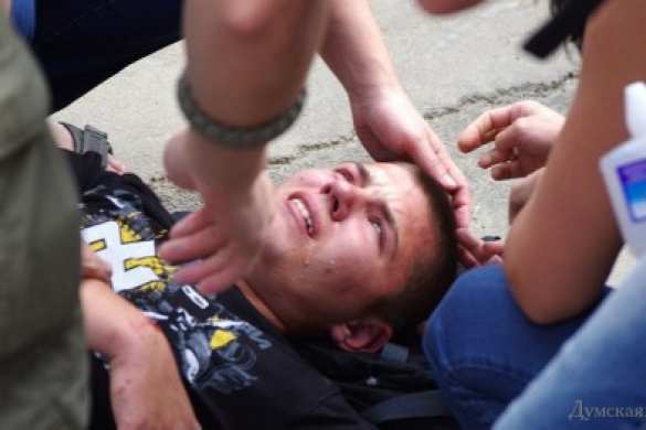 В драке под Российским консульством в Одессе украинские охранники избили боевика карательного батальона «Азов» (видео) | Русская весна