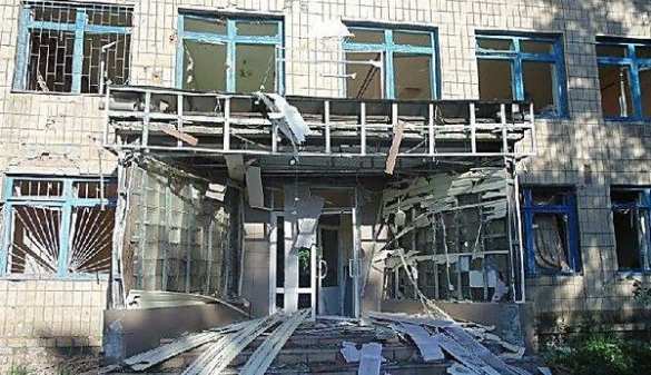 Последствия новых ударов карателей по Донецку: снаряд попал в больницу, горят гражданские постройки, повреждены жилые многоэтажные здания (видео) | Русская весна
