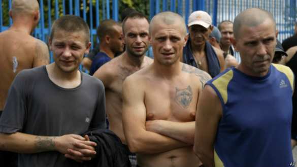 Заключенные продолжают возвращаться в попавшую под обстрел исправительную колонию в Донецке, часть из них просит включить их в ополчение (видео) | Русская весна