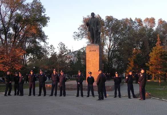 В Бердянске Ленина свалить не дали мэр и милиция (видео, обновлено) | Русская весна