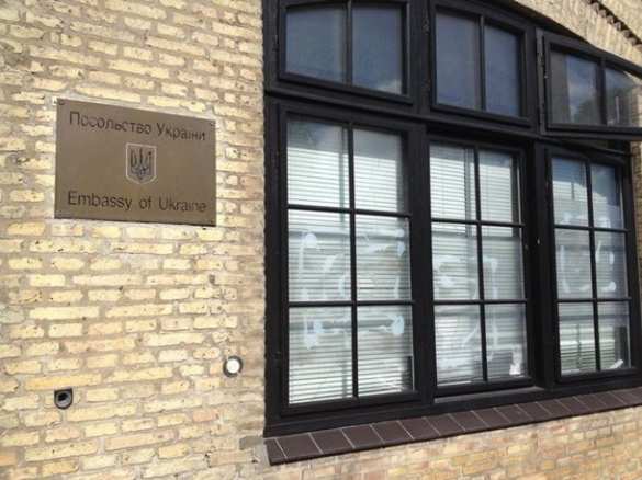 Неизвестные надругались над украинским посольством в Копенгагене (фото) | Русская весна