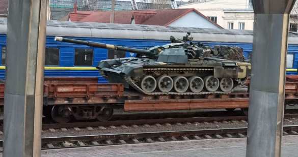 Эшелоны с техникой несутся на Донбасс (ВИДЕО) | Русская весна