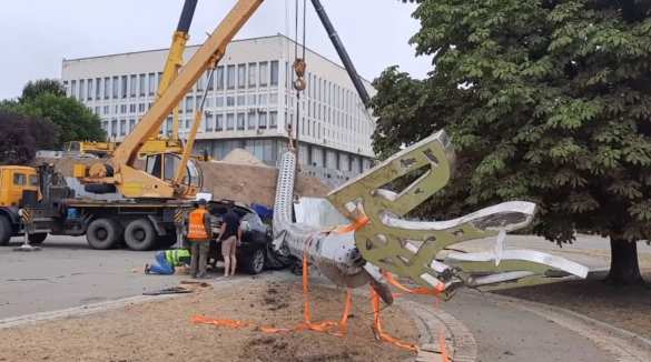 Знаки: самый высокий флагшток с «трызубцем» рухнул и раздавил иномарку в Херсоне (ФОТО, ВИДЕО) | Русская весна