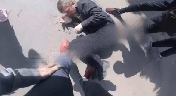 Помогите!!! — «могилизаторы» Зеленского бьют и насильно тащат украинцев на бойню по всей стране (ВИДЕО) | Русская весна