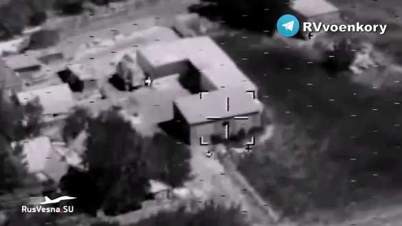 Кадры уничтожения: ракета ВКС РФ влетает точно в окно к боевикам ВСУ (ВИДЕО) | Русская весна