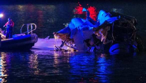 В США пассажирский самолёт разломился надвое и рухнул в реку, на борту были фигуристы из России (+ФОТО, ВИДЕО) | Русская весна