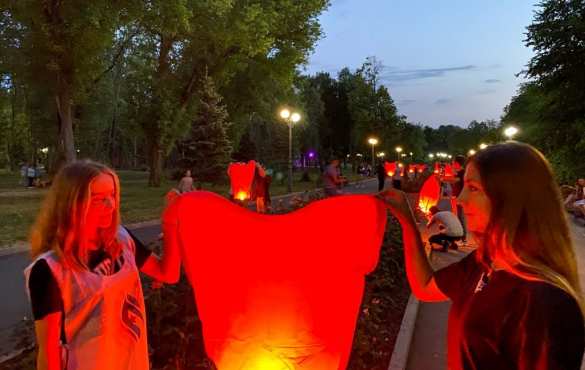 Активисты ОД «Мир Луганщине» Луганска запустили в небо фонарики в память о погибших в Старой Кондрашовке при обстреле ВСУ (ФОТО) | Русская весна