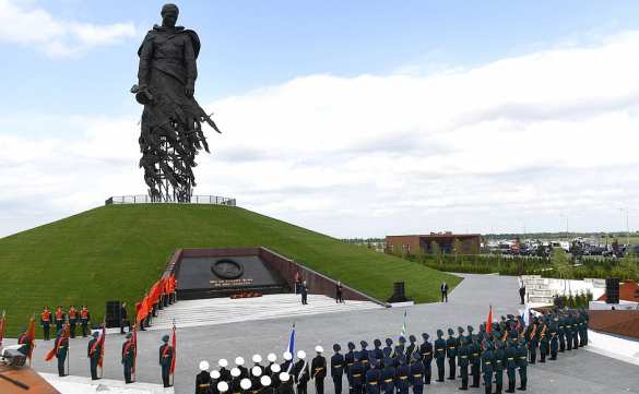 Потрясающее зрелище: тысячи дронов в небе над Ржевским мемориалом (ФОТО, ВИДЕО) | Русская весна