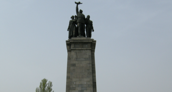 В столице Болгарии распилили памятник Советской армии (ФОТО, ВИДЕО) | Русская весна