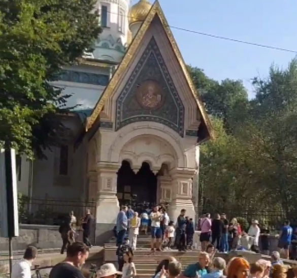 Болгары с флагами России встали живой цепью вокруг храма Русской церкви (ВИДЕО) | Русская весна