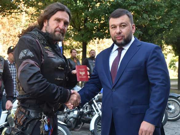 Глава ДНР вручил паспорт гражданина Республики лидеру «Ночных волков» (ФОТО) | Русская весна