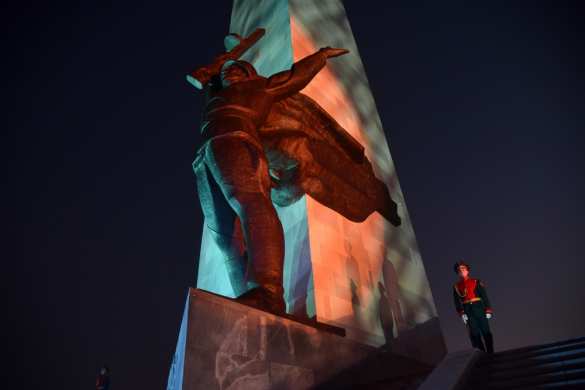 Голоса Донбасса: «Мой рок-н-ролл» спели на Саур-Могиле Юлия Чичерина и Аким Апачев (ВИДЕО) | Русская весна