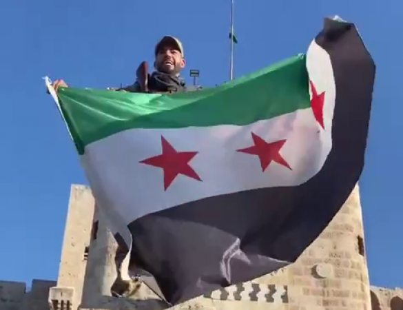 Флаг сирийской оппозиции вывесили на здании посольства САР в Москве (ВИДЕО) | Русская весна