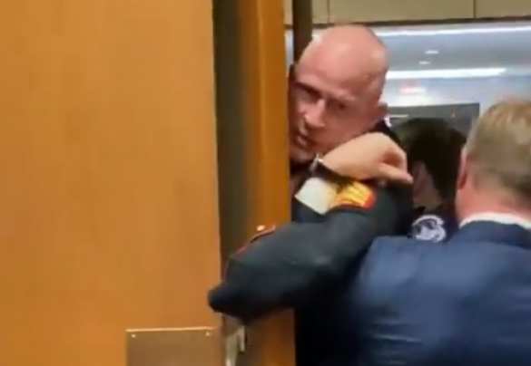 «Никто не хочет воевать за Израиль!»: на слушаниях в Сенате США сломали руки ветерану-морпеху (ВИДЕО) | Русская весна