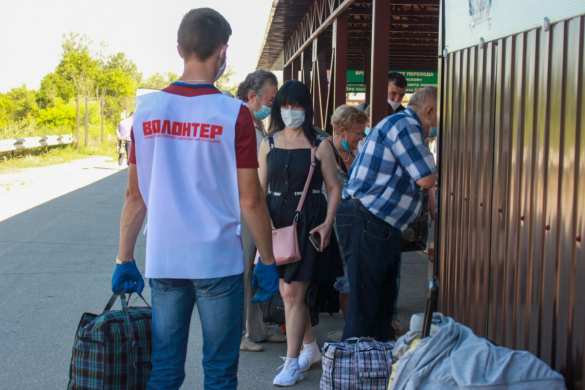 Волонтёры ЛНР постоянно работают на пункте пропуска у Станицы Луганской (ФОТО) | Русская весна