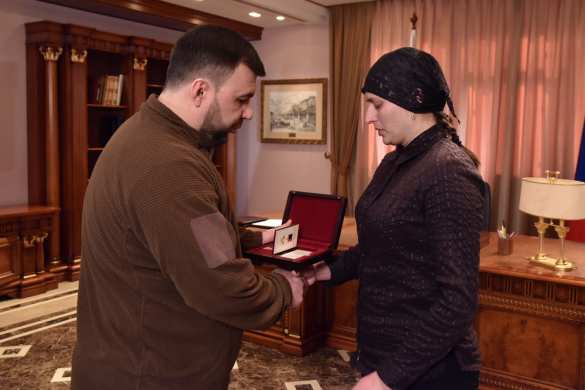 Глава ДНР присвоил звание Героя Сергею Машкину, награда вручена вдове погибшего (ФОТО) | Русская весна