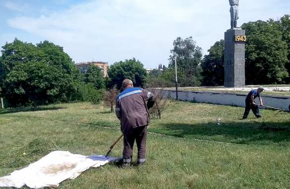 Энергетики Зугрэса в честь парада Победы провели субботник (ФОТО) | Русская весна