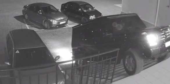 Депутаты от партии Порошенко пытались заехать на внедорожнике в подъезд многоэтажки (ВИДЕО) | Русская весна