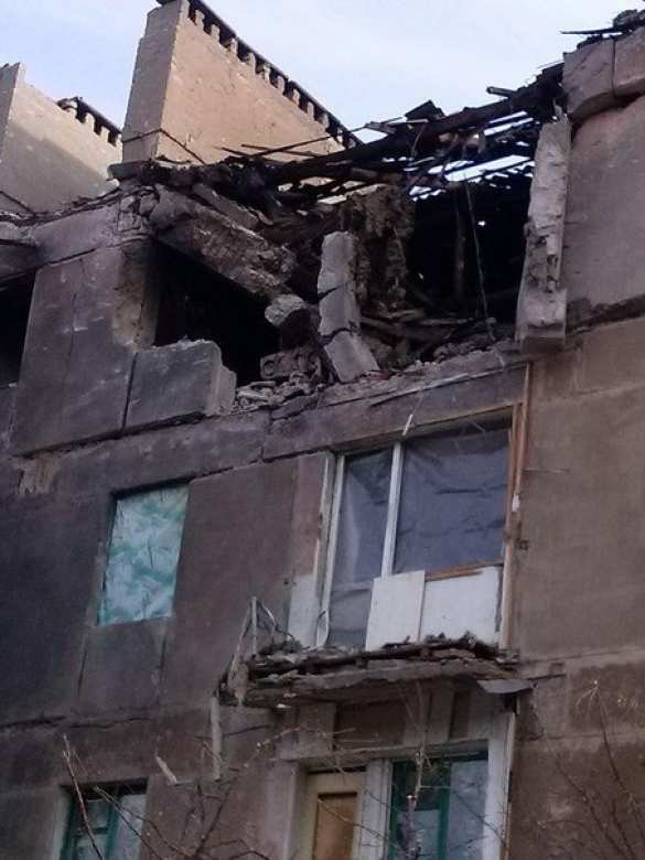 Последствия обстрелов города Кировское, ДНР Кировское под огнем карателей: взорванные дома, убитые жители... (фото, видео 18+) | Русская весна