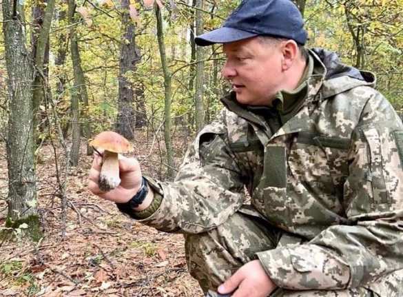 После поражения на выборах украинский политик-гомосексуалист пошёл по грибы (ВИДЕО) | Русская весна