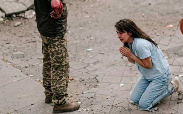 Украинка встала на колени перед боевиками ТЦК, умоляя отпустить её мужа (ФОТО, ВИДЕО) | Русская весна