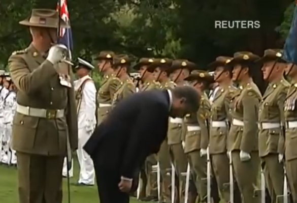Шокирующее видео: Порошенко кланяется до земли австралийским морпехам | Русская весна