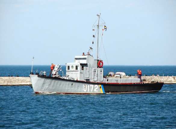 В Одессе состоялась торжественная церемония переименования служебно-вспомогательного судна с установленной на нём пушкой (ФОТО) | Русская весна