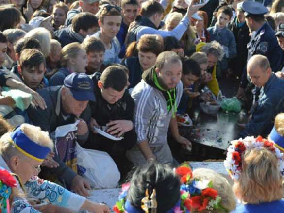 В Запорожье устроили давку и драку из-за бесплатного торта (ВИДЕО) | Русская весна