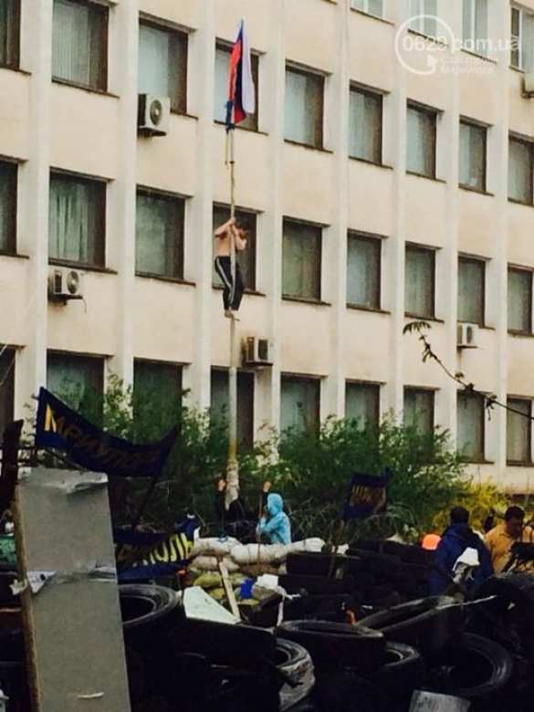 МОЛНИЯ: на флагштоке перед горсоветом Мариуполя вновь поднят российский флаг | Русская весна