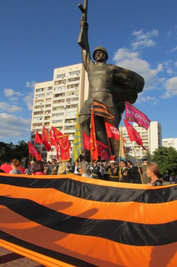 В Харькове годовщину освобождения от фашистов отметили митингами, потасовками и взрывом на железной дороге (фото, видео) | Русская весна