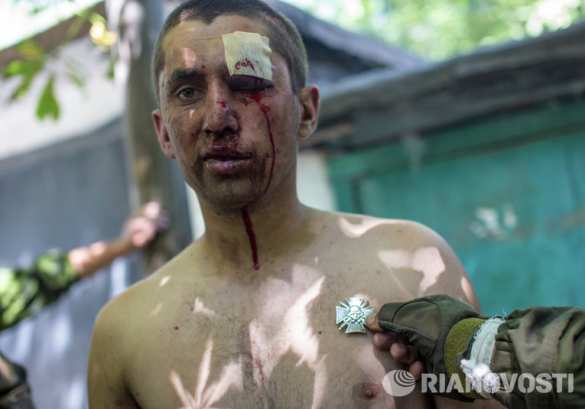 Шахтерск: пленный десантник копает могилы своим сослуживцам (фото/видео 18+) | Русская весна