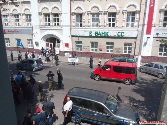 «Правый сектор» признал участие своих боевиков в погромах российских банков в Житомире (видео) | Русская весна