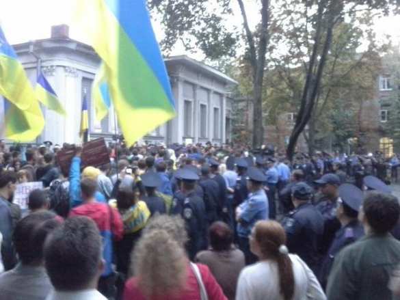 В Харькове участники митинга у консульства РФ забросали здание петардами (фото+видео)  | Русская весна