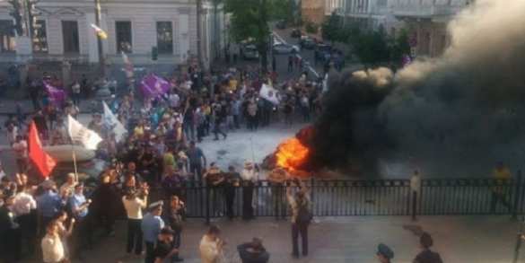 Violent clashes and burning tires outside Ukrainian parliament in Kiev (VIDEO) | Русская весна