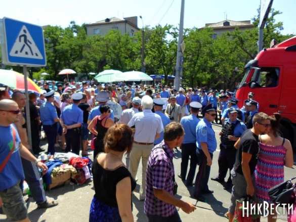 Милиция силой разогнала матерей и жен николаевских десантников, часть женщин задержана (видео) | Русская весна