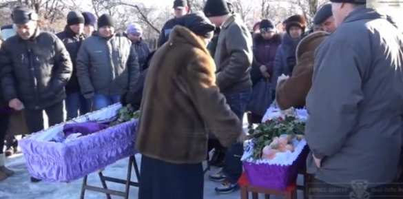 Stachanow: Beerdigung der Mutter und ihrer Kind, die von der ukrainischen Armee getötet waren (VIDEO) | Русская весна