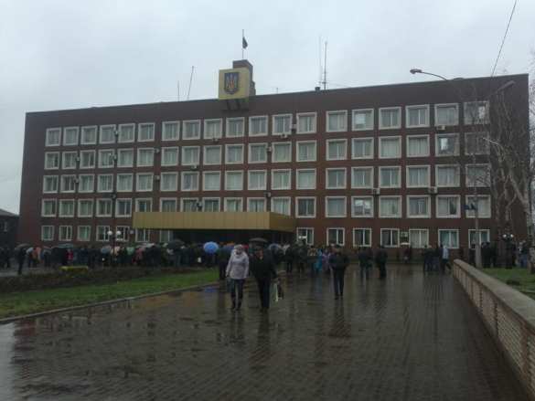 МОЛНИЯ: в Енакиево самооборона Донбасса заняла отдел милиции, горсовет и прокуратуру | Русская весна