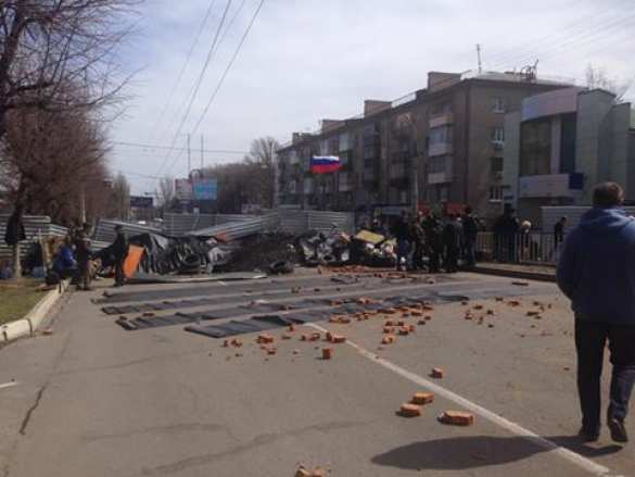 Восставший Луганск вооружен огнестрельным оружием, но его носят люди, имеющие военную подготовку | Русская весна
