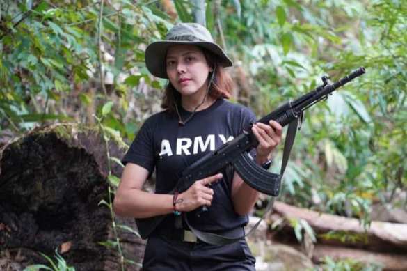 Королева красоты ушла к повстанцам и с автоматом в руках сражается против военной хунты (ФОТО) | Русская весна