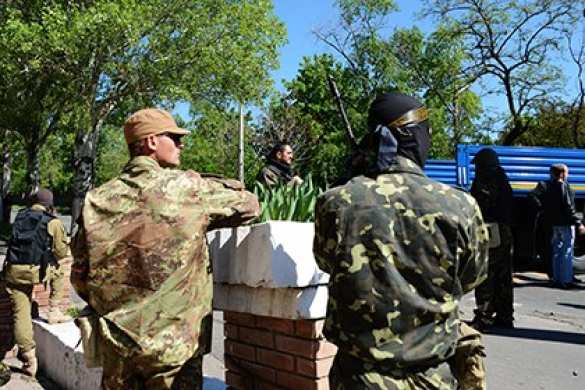 В Донецке бойцы народного ополчения Донбасса требуют от военнослужащих заблокированной части принять присягу на верность ДНР или сложить оружие | Русская весна