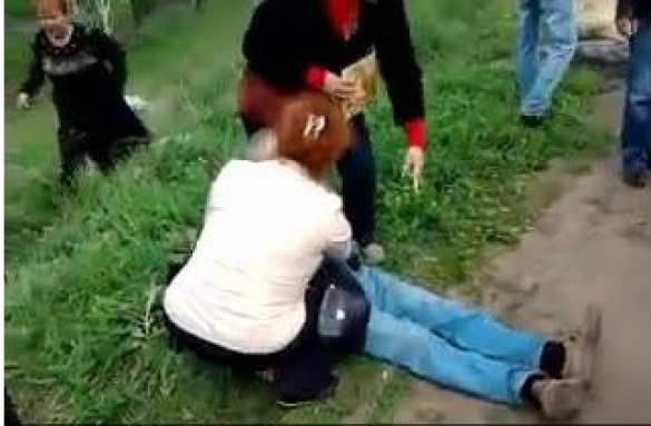 Украинские военные переехали мирного жителя | Русская весна