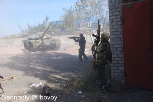 Отряд Моторолы атаковал украинских разведчиков в аэропорту (видео) | Русская весна