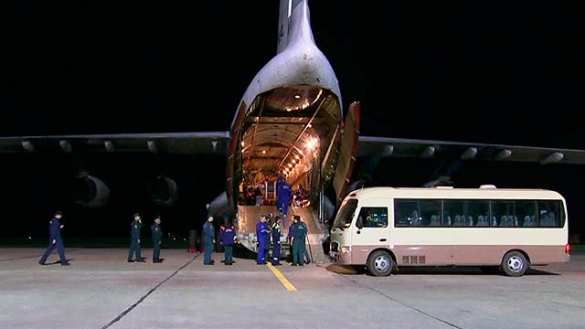 В аэропорту Домодедово встретили 11 детей из Новороссии, которые прибыли в Москву на лечение (ВИДЕО) | Русская весна