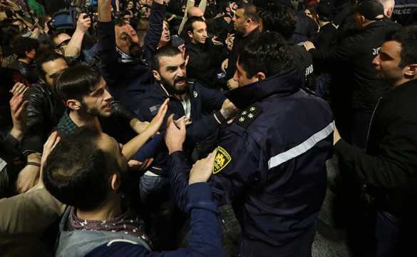 Из-за антинаркотических рейдов в клубах грузины вышли на массовую акцию протеста | Русская весна