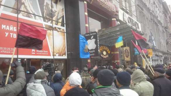 Протестующие хотели вынести стол из «Альфа-Банка», но полиция не позволила | Русская весна