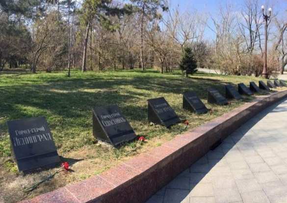 В Одессе неонацисты замазали краской названия российских городов-героев на Аллее Славы (ФОТО) | Русская весна