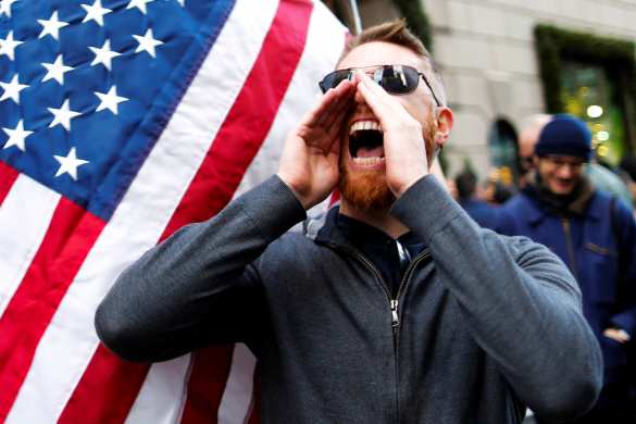 Юные недоумки устроили фотосессию с флагом США у здания ФСБ в Петербурге (ФОТО, ВИДЕО) | Русская весна