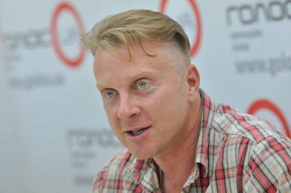 «Мои дети говорят по-русски» — жена артиста-русофоба запретила ему общаться с детьми на украинском языке (ВИДЕО) | Русская весна